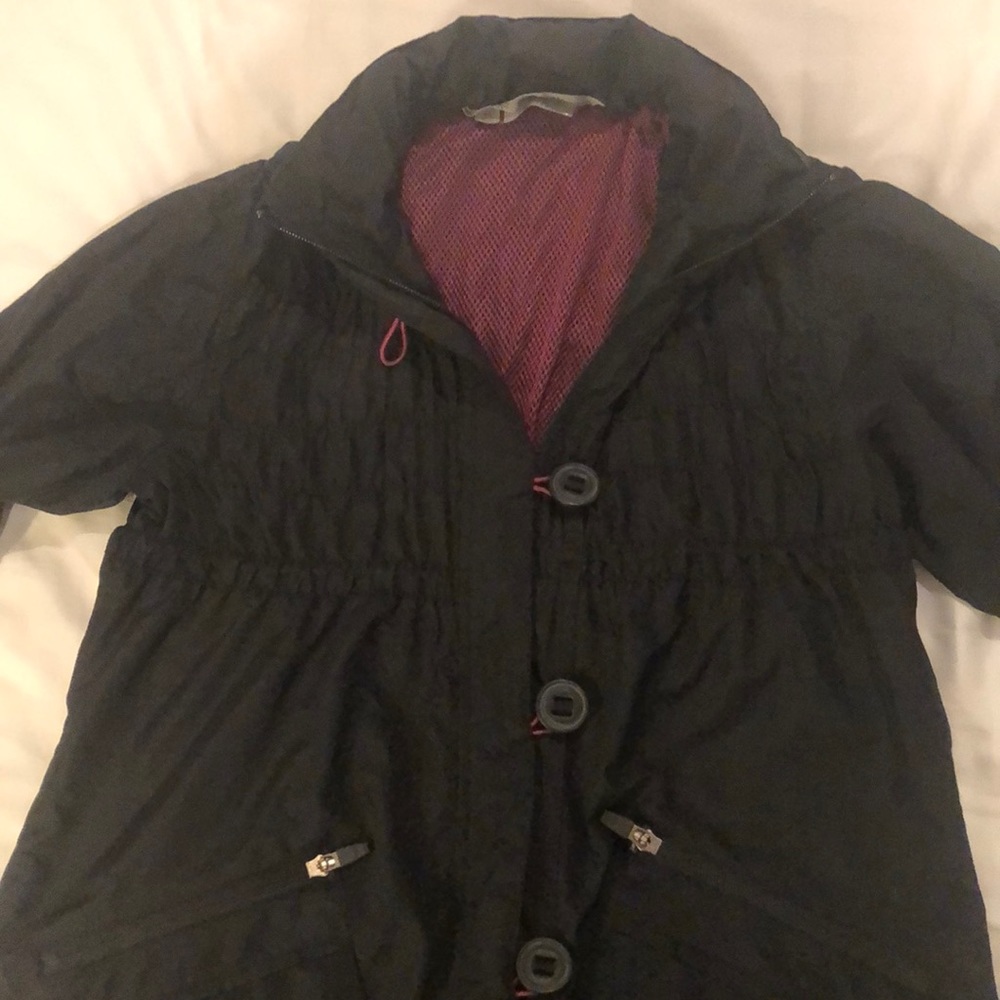 Athleta black jack with hidden zipper hood